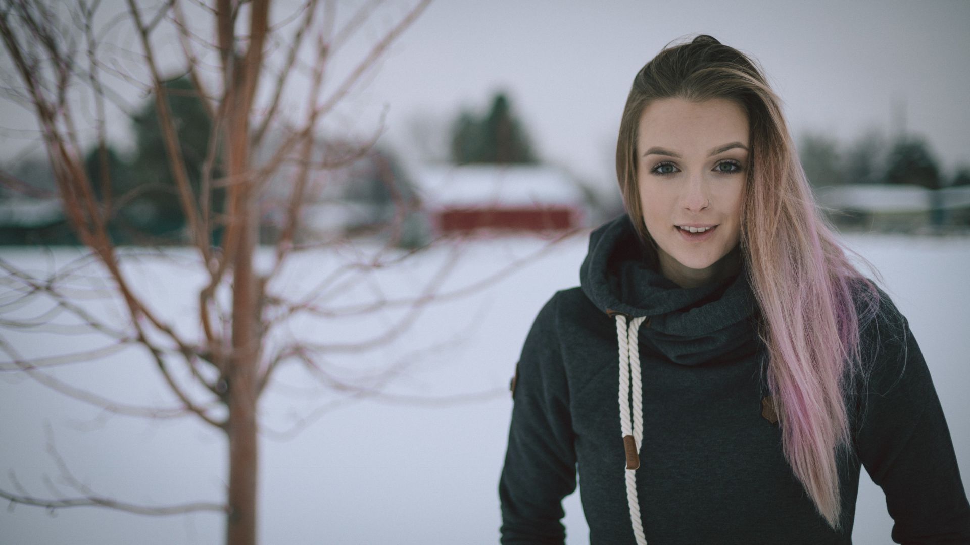 Jonge vrouw in de winter